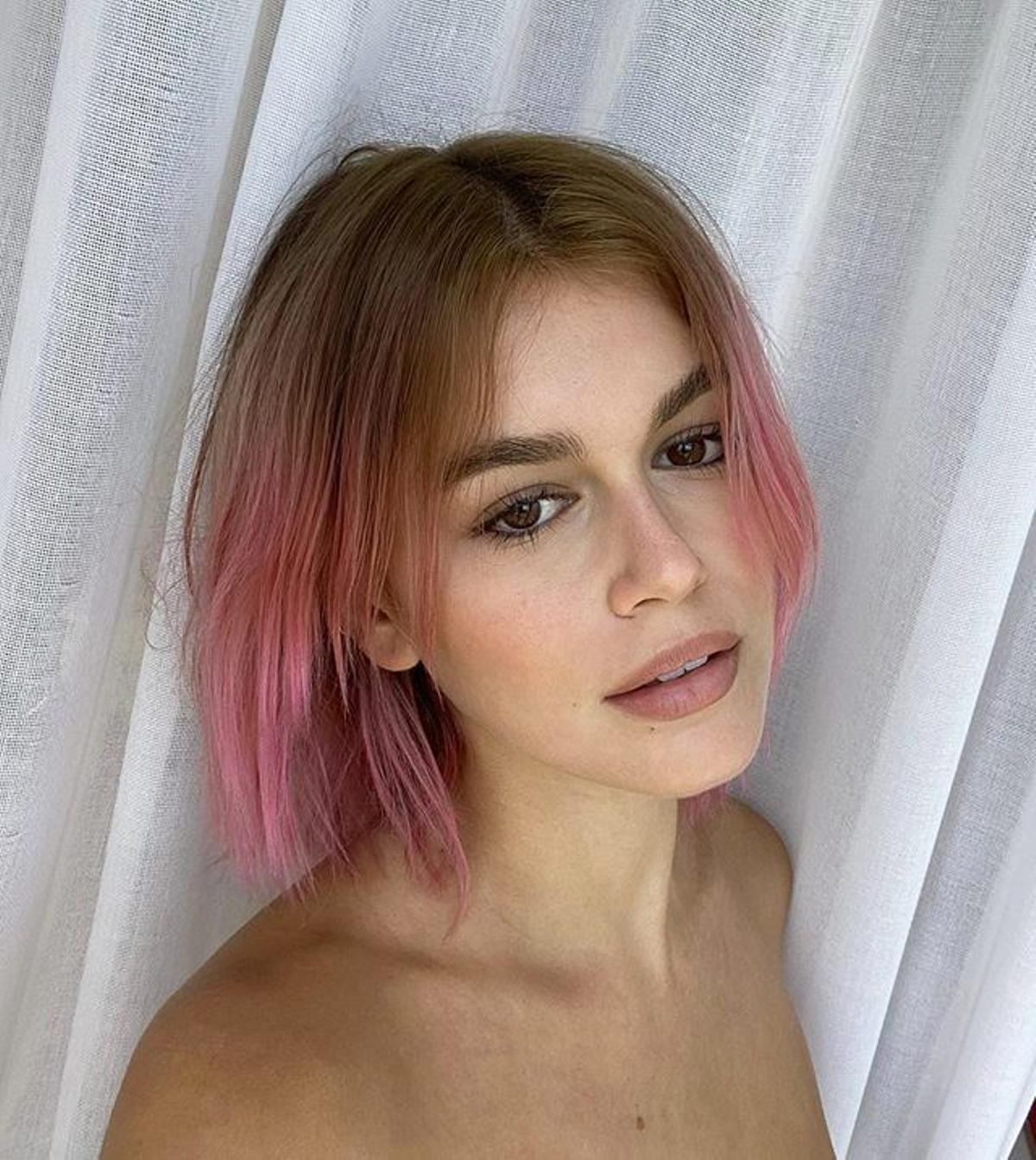 Kaia Gerber con mechas rosas