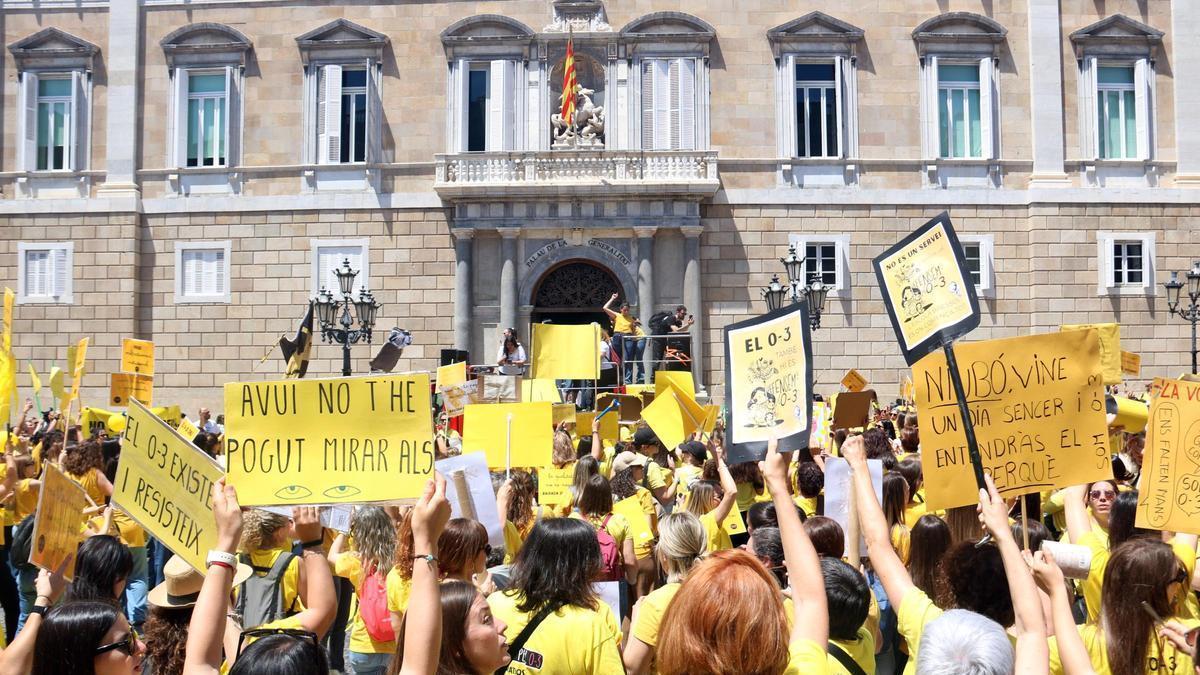 Milers d'educadores omplint la plaça Sant Jaume de Barcelona, en una anterior mobilització.