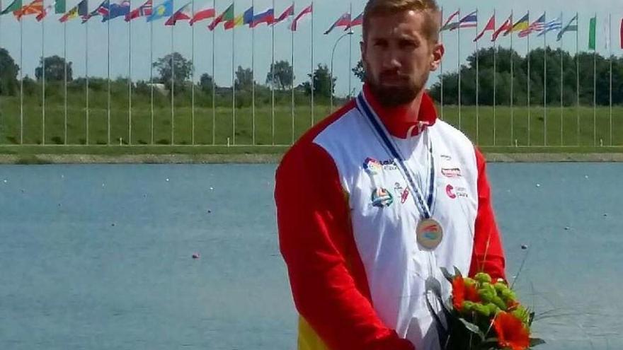 Carlos Arévalo, ayer en Minsk con la medalla de bronce, en el podio del Campeonato del Mundo sub 23.