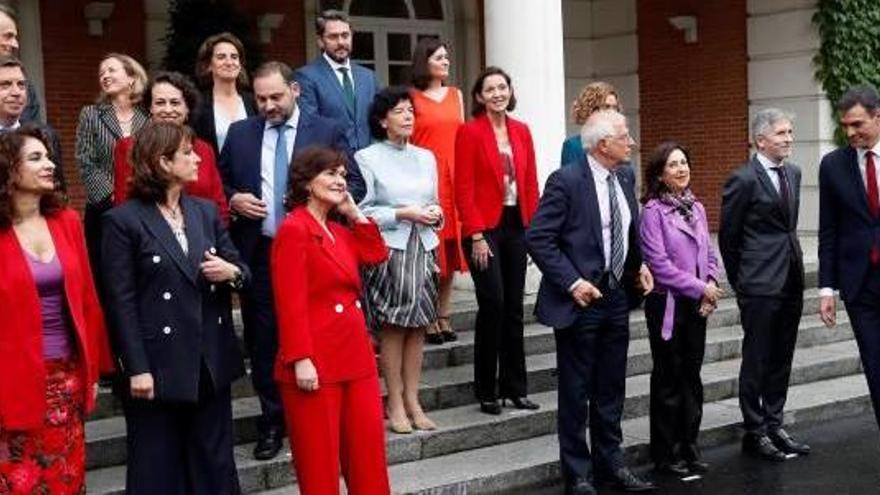 Pedro Sánchez se sitúa entre sus ministros en la primera foto de grupo en el Palacio de la Moncloa.