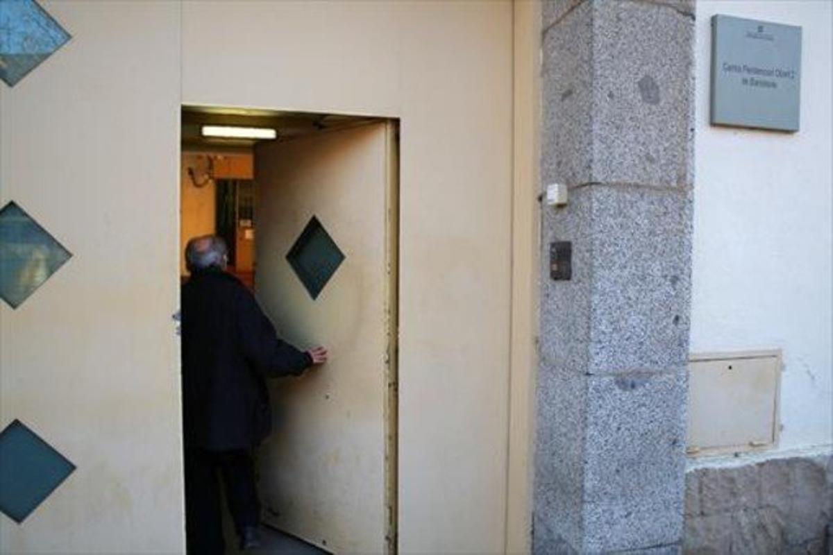 Núñez entra per registrar-se al centre Trinitat 2, quan disfrutava del tercer grau. Núñez entra per registrar-se al centre Trinitat 2, quan disfrutava del tercer grau.