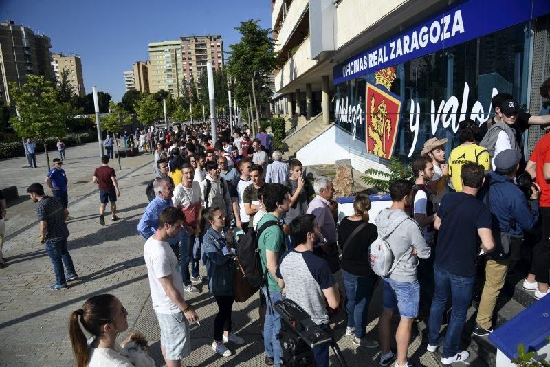 Largas colas para adquirir entradas para el playoff