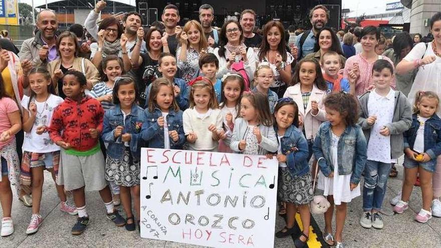 Los alumnos de la Escuela de Música, antes del concierto de Antonio Orozco, ayer en Marineda City.