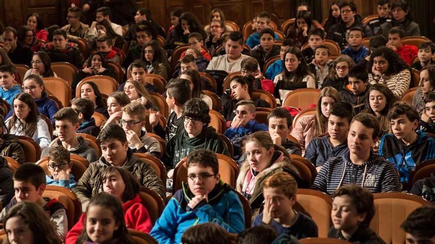 Alumnos ovetenses, ayer, en el teatro Filarmónica.