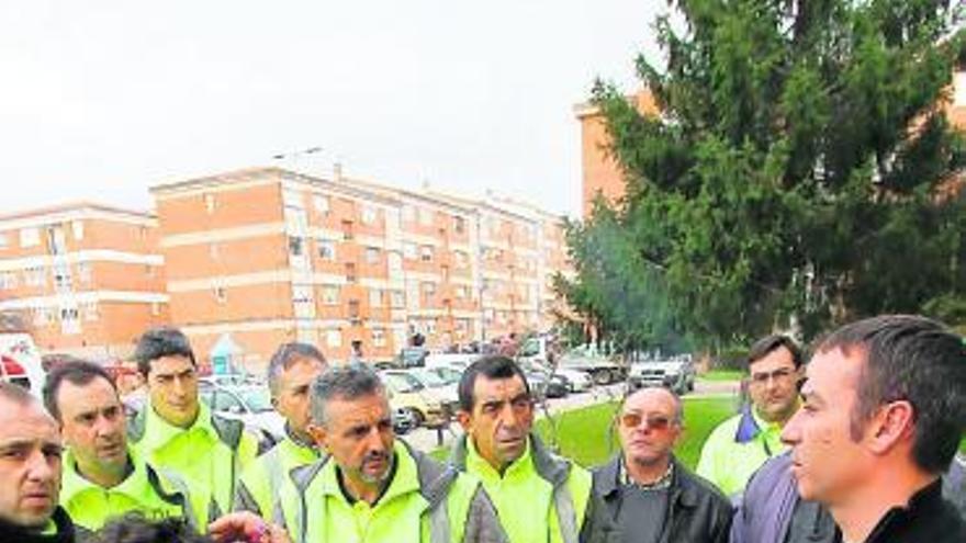 Trabajadores de Zamora Limpia tras la reunión del pasado miércoles.