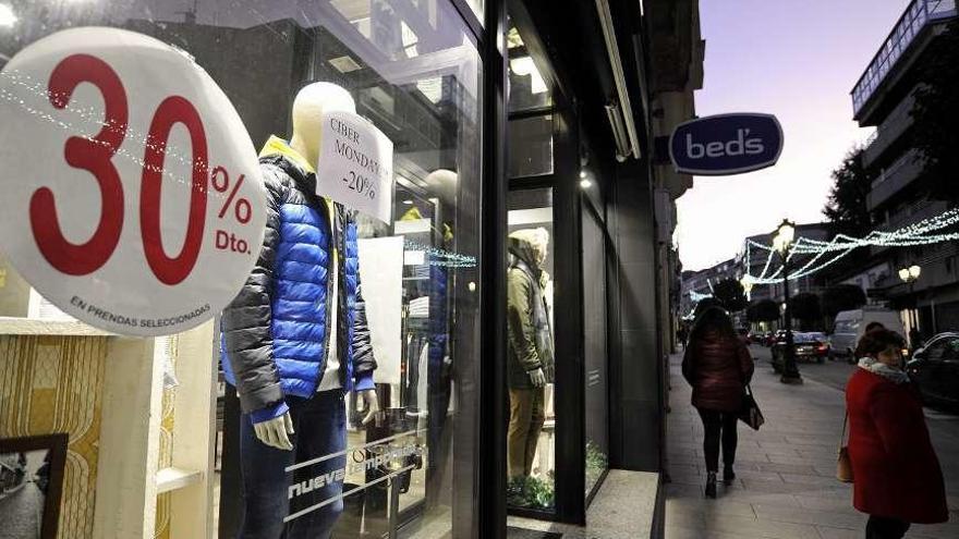 Una tienda de ropa de hombre en la rúa Principal de Lalín, con un cartel del Cyber Monday. // Bernabé/J.L.