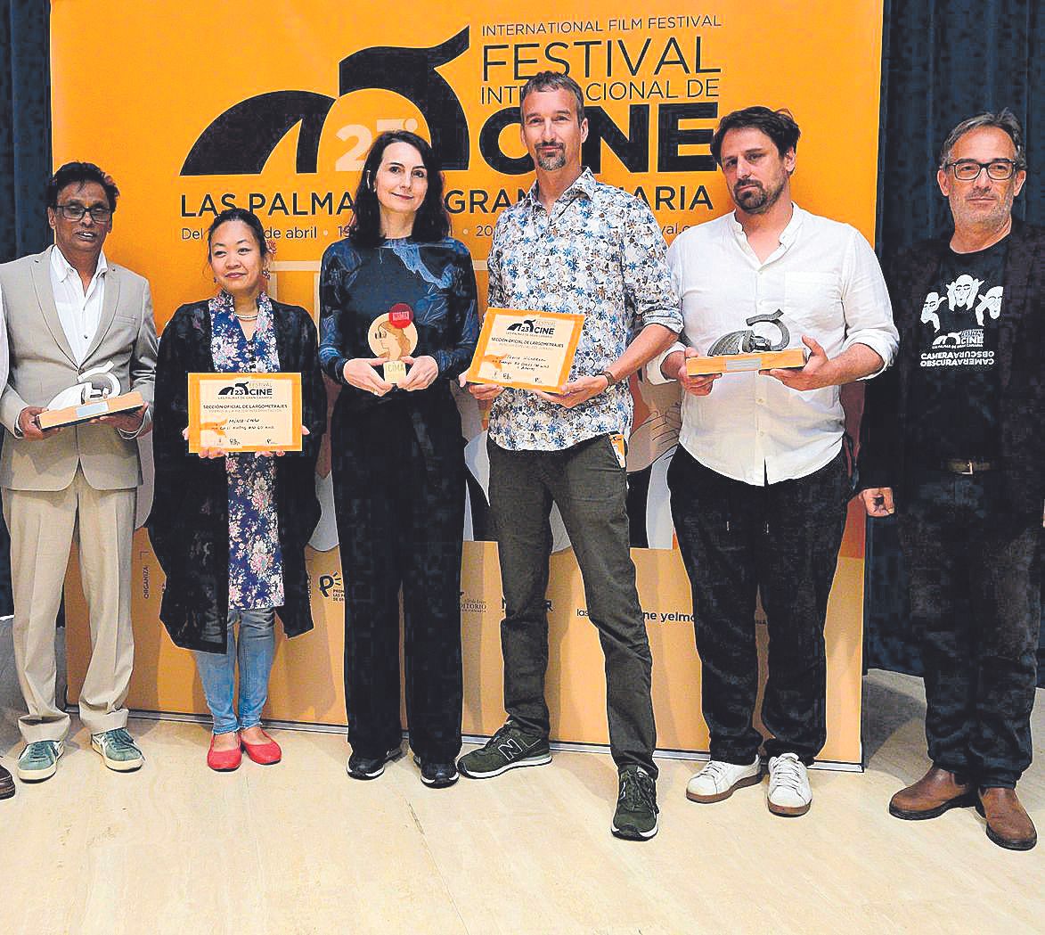 El director del festival, Luis Miranda (derecha), junto algunos de los premiados.