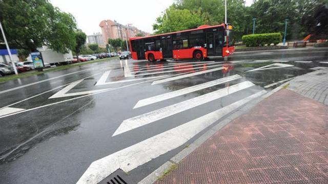 Un autobús circula, esta mañana, por el lugar del atropello mortal.