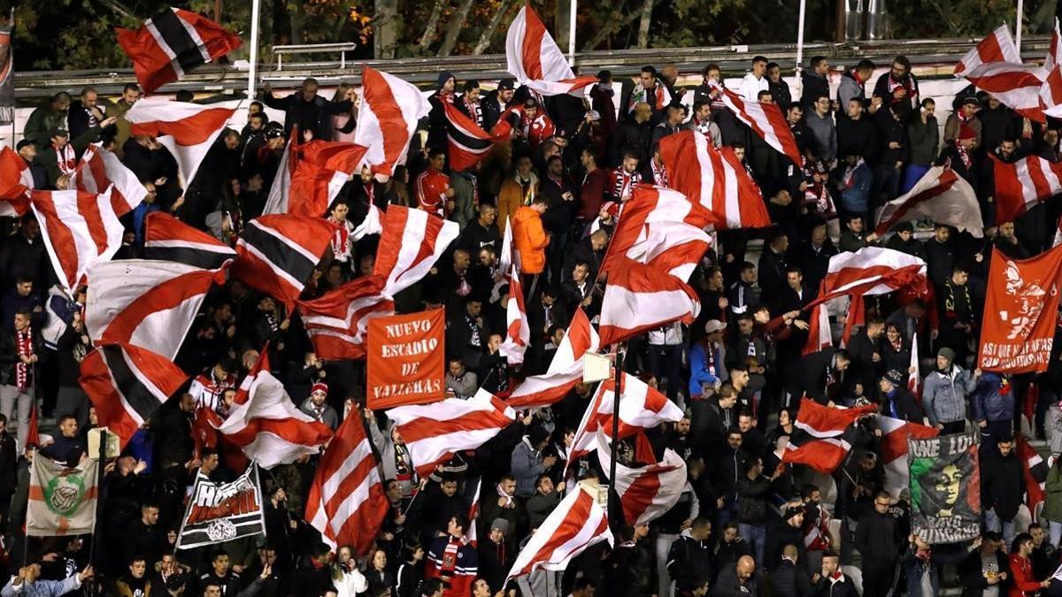 Aficionados del Rayo durante el partido del Barça en Vallecas.