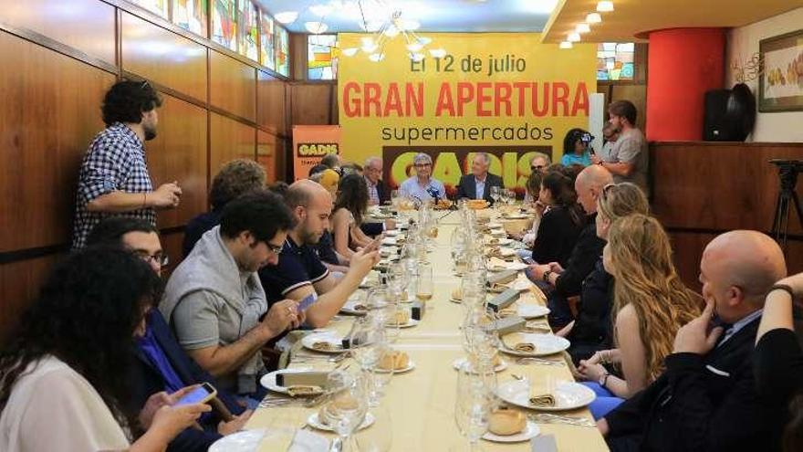 Sobre estas líneas, Antonio Cortés, José Daniel Posadas y José Luis Fernández. A la izquierda, presentación ante los medios de comunicación del nuevo supermercado.