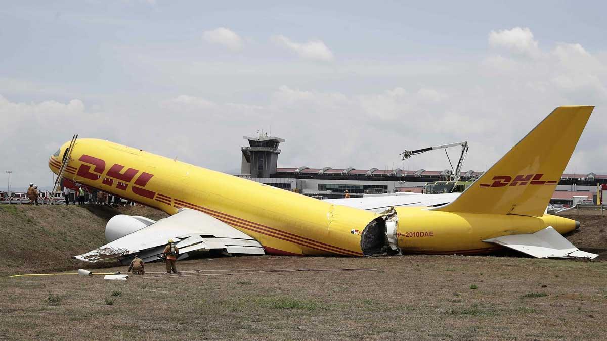 Un avión de carga se parte en dos al aterrizar en Costa Rica