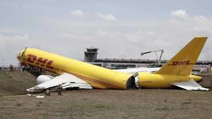 Un avión de carga se parte en dos al aterrizar en Costa Rica.