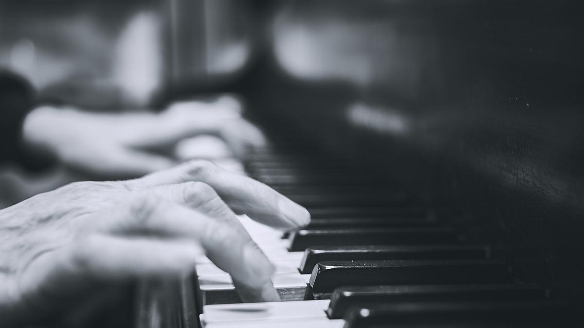 Tocar un instrumento musical o cantar tiene un efecto protector de las habilidades cognitivas y la salud mental, según un nuevo estudio.