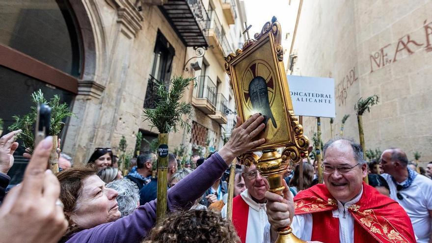 La romería a la Santa Faz marca el pulso de la ciudad de Alicante