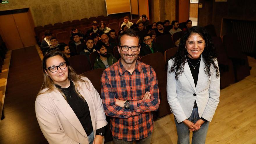 Beatriz Gómez, Juan Isla y Claudia Sánchez, ayer, momentos antes de iniciar su charla en el Centro Integrado de Formación Profesional de Avilés. | Mara Villamuza