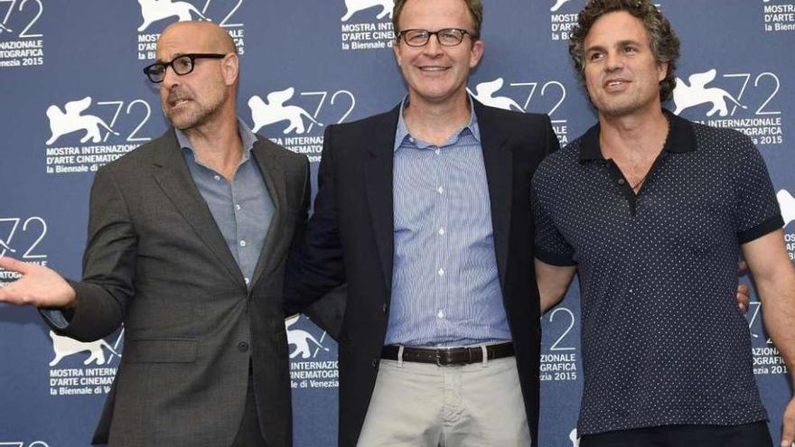 Los actores Stanley Tucci (izq.) y Mark Ruffalo (dcha.) rodean al director Joseph McCarthy. // Efe