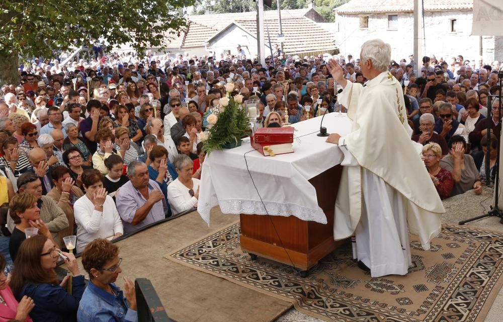 La nueva cita con el santuario de A Franqueira, en A Cañiza, unió ayer a miles de devotos.