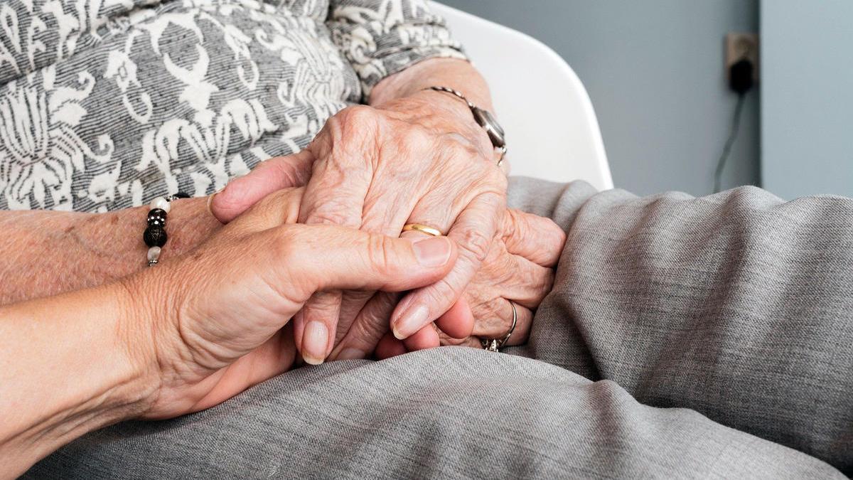 La salud mental de los mayores podría verse duramente afectada si se diese un confinamiento navideño.