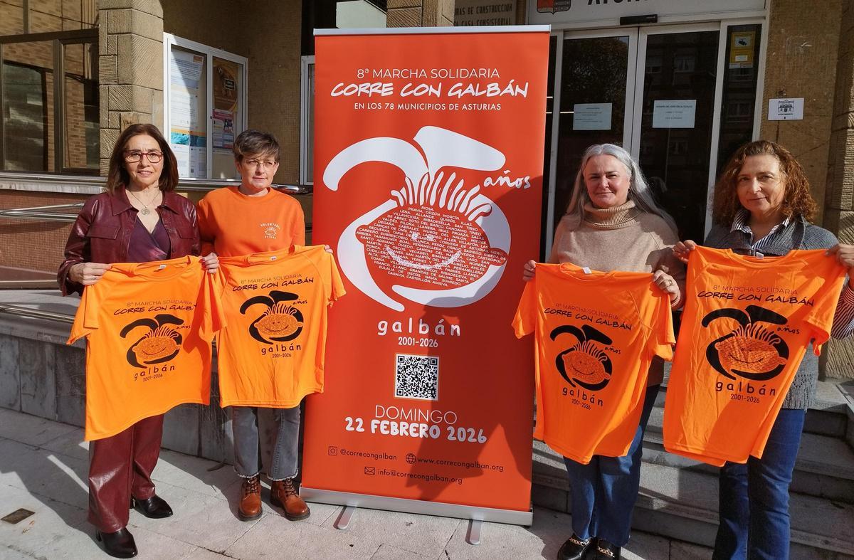 Por la izquierda, Clara Díaz, Alicia Ardura, Eva María Pérez y Ana Isabel Valle, durante la presentación de la marcha, este martes, ante el Ayuntamiento.