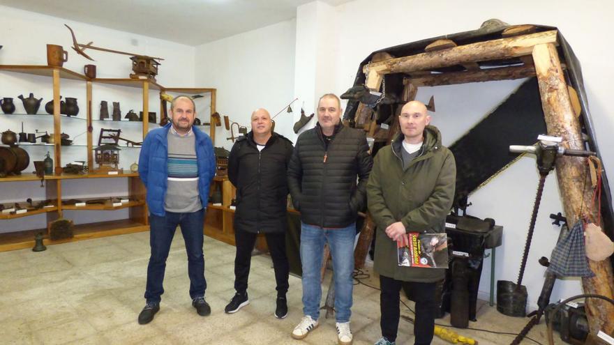 Por la izquierda, Pipo Aumente, Alipio Díaz, Tito Cabanal y Benito Sierra, en el espacio expositivo sobre la mina. | D. Á.