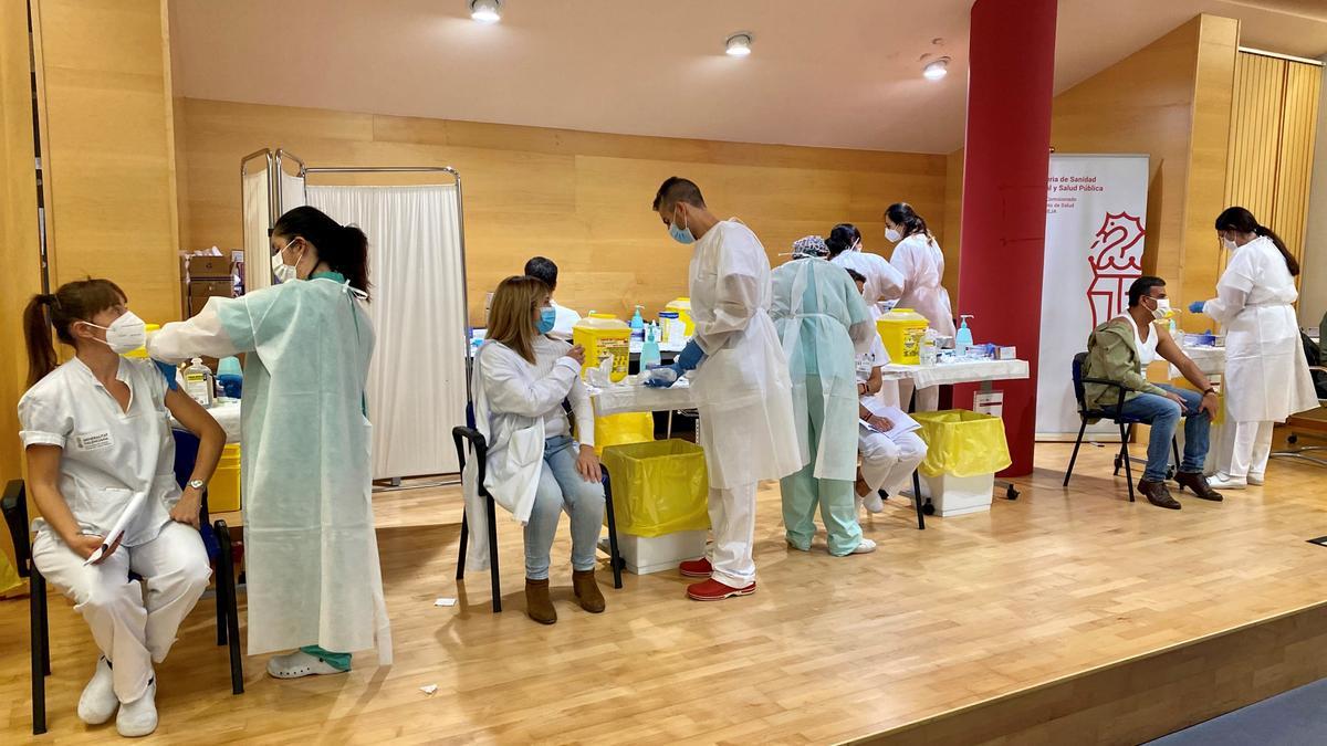 Imagen del inicio de la campaña de inoculación de la dosis de refuerzo al personal del departamento de salud en el Hospital de Torrevieja