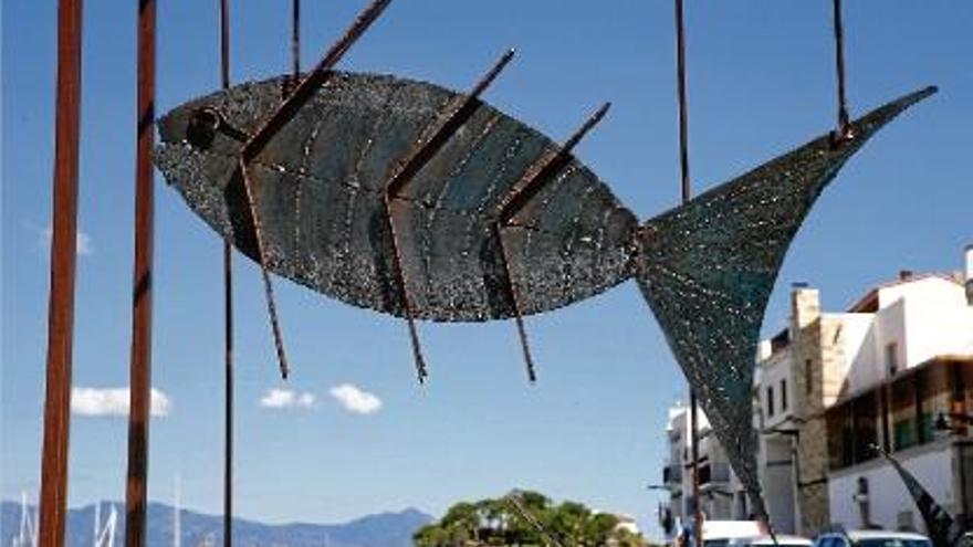 L&#039;escultura dels peixos posarà més ambient mariner al passeig del Port de la Selva.