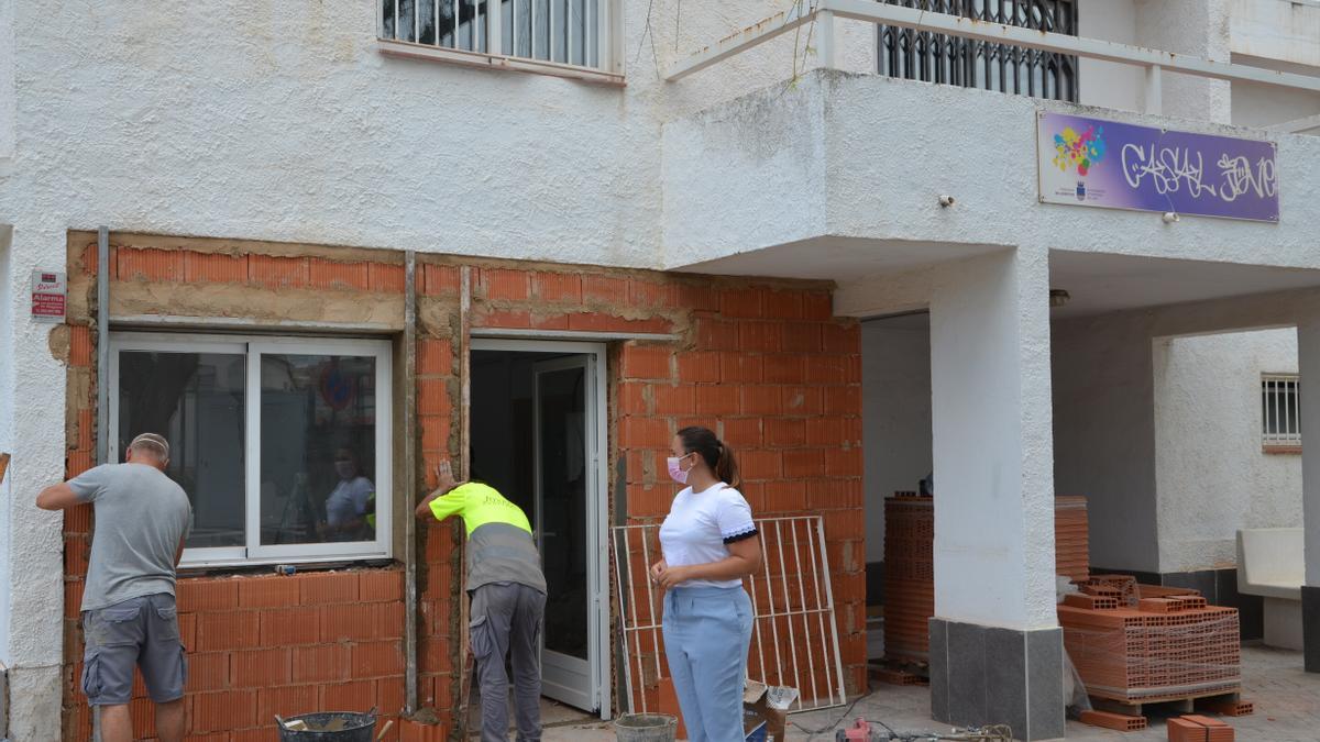 La concejala de Juventud, Jennifer Casañ, en una visita a los trabajos que ya han arrancado en el edificio.