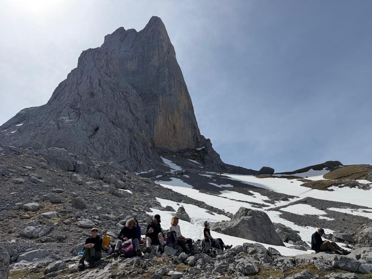 Turistas extranjeros durante una de las rutas guiadas por Juanjo Álvarez