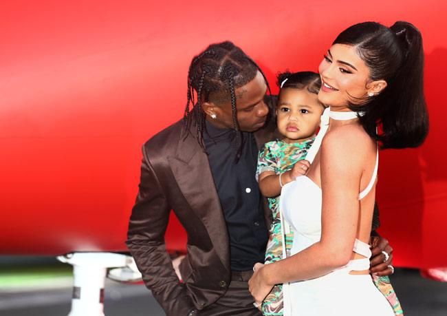 Travis Scott, Stormi y Kylie Jenner en la premiere de "Look Mom I Can Fly'