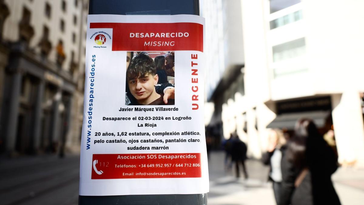 El cartel del desaparecido se ha colgado en varios puntos del centro de Zaragoza.