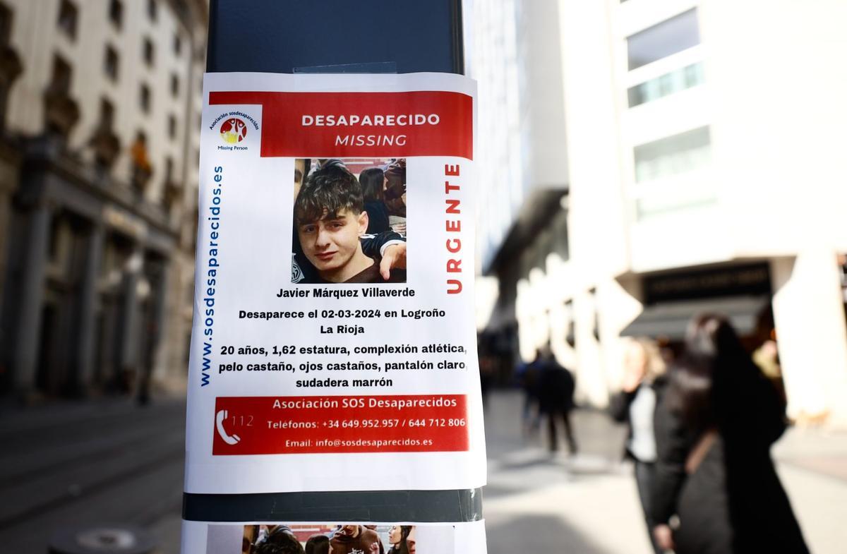 El cartel del desaparecido se ha colgado en varios puntos del centro de Zaragoza.