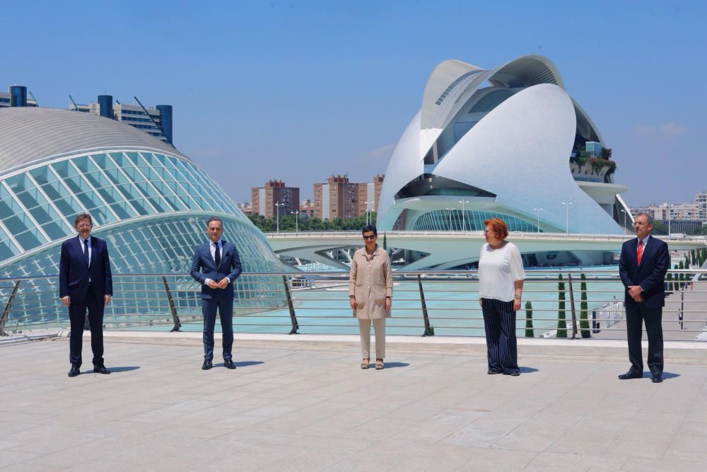 Instante de la visita del ministro de Exteriores alemán a València para animar a los turistas a venir.