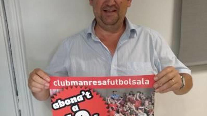 Francesc Mañosa, de l&#039;àrea social, amb el cartell de la campanya