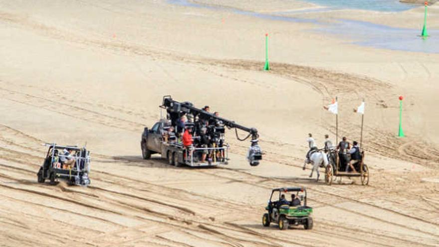Imagen de una de las escenas del rodaje de la película &#039;Exodus&#039; en la playa de Risco del Paso, en el municipio de Pájara. | andrea tiziano pizzeghello