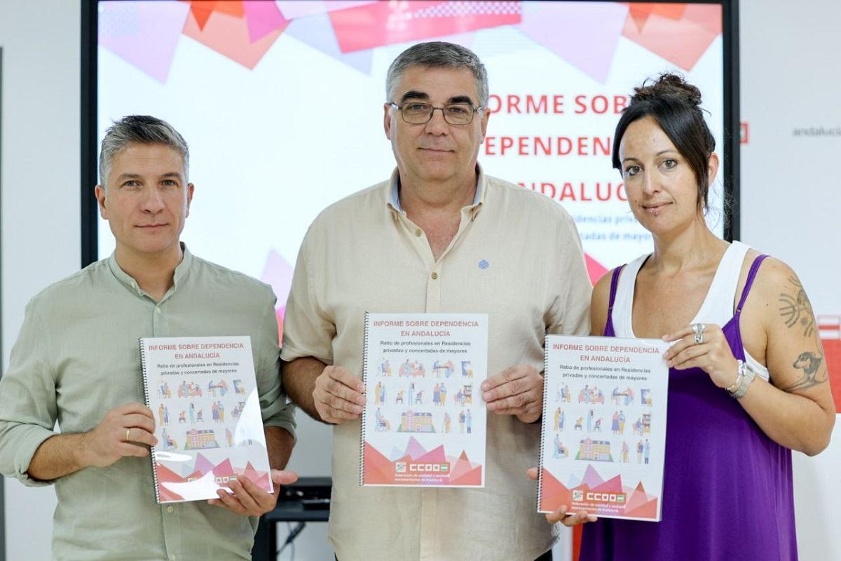 Los responsables de la FSS CCOO Andalucía con el informe que han presentado en una rueda de prensa.