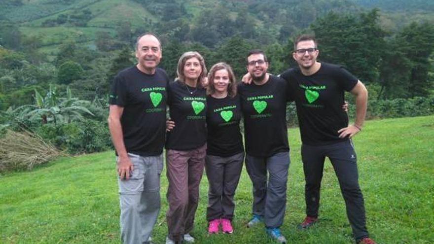 Els cinc treballadors de Caixa Popular voluntaris en un projecte de cooperació a Nicaragua.