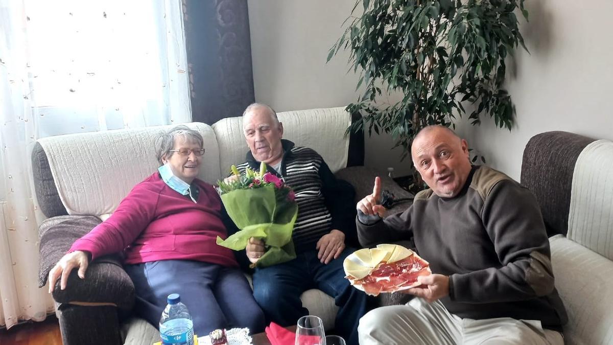 El matrimonio ucraniano con Jesús del Rio, recibidos con jamón y queso