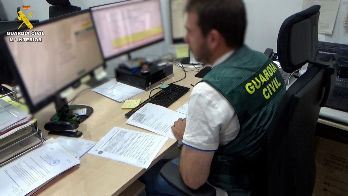 Un agente de la Guardia Civil, ante un equipo informático durante labores de investigación de estafas.