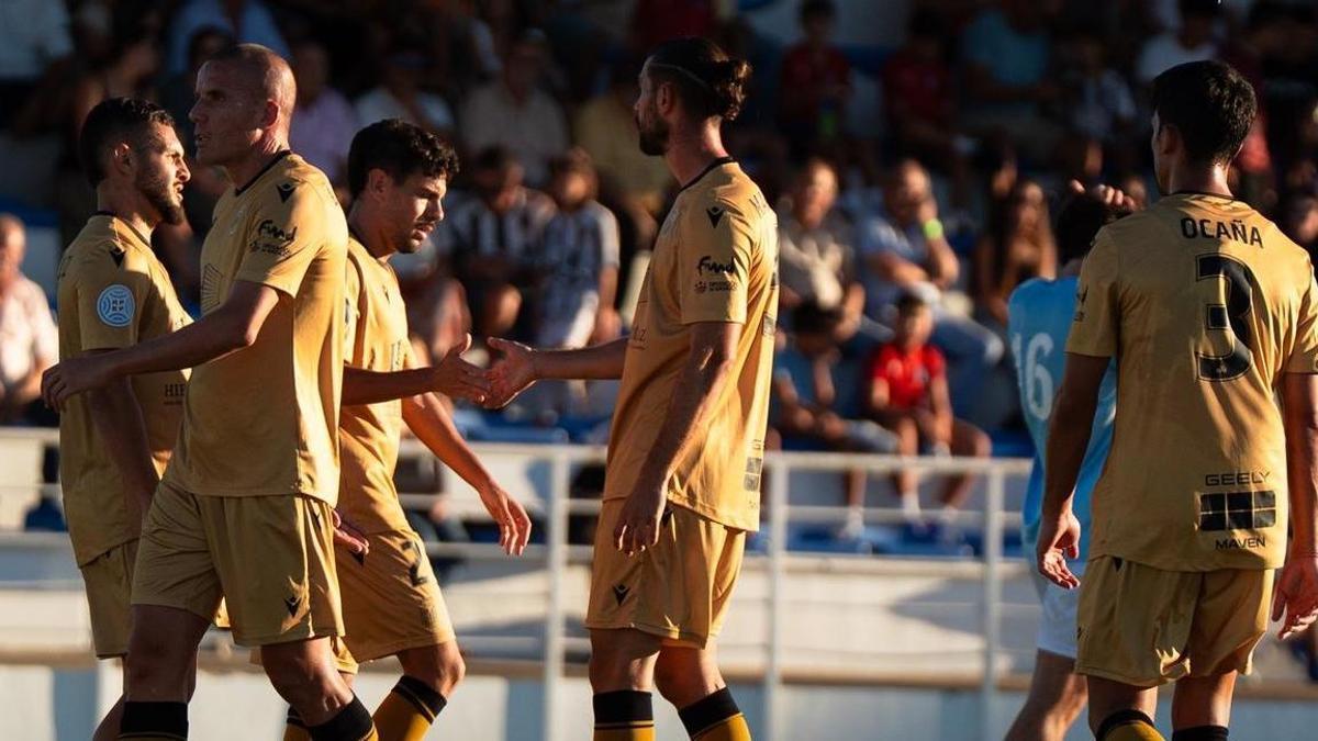 Los jugadores del Badajoz celebran uno de los goles del encuentro.