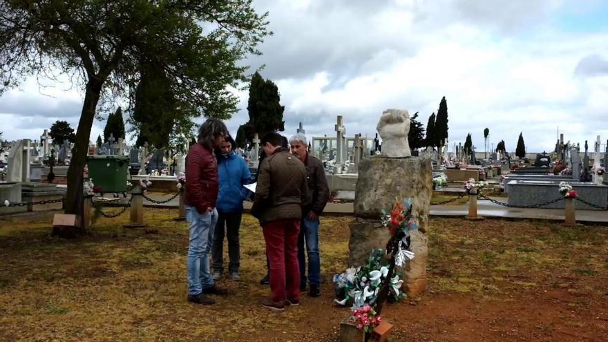 El Ayuntamiento homenajea a los represaliados de la guerra civil con una escultura