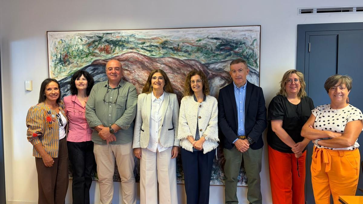 De izquierda a derecha, los investigadores Montserrat Corujo, Ana Marina Tarrazo, Ángel Gómez Amorín, Manuela Gago, Carmen Durán, Esteban Castelao, Marta Piñeiro y Sagrario Pérez Castellanos.