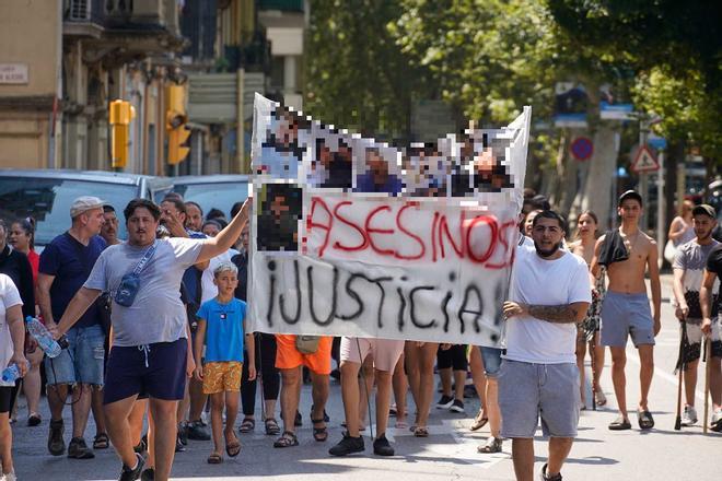 Les imatges de la protesta dels familiars i veïns de les víctimes del crim de la Font de la Pólvora