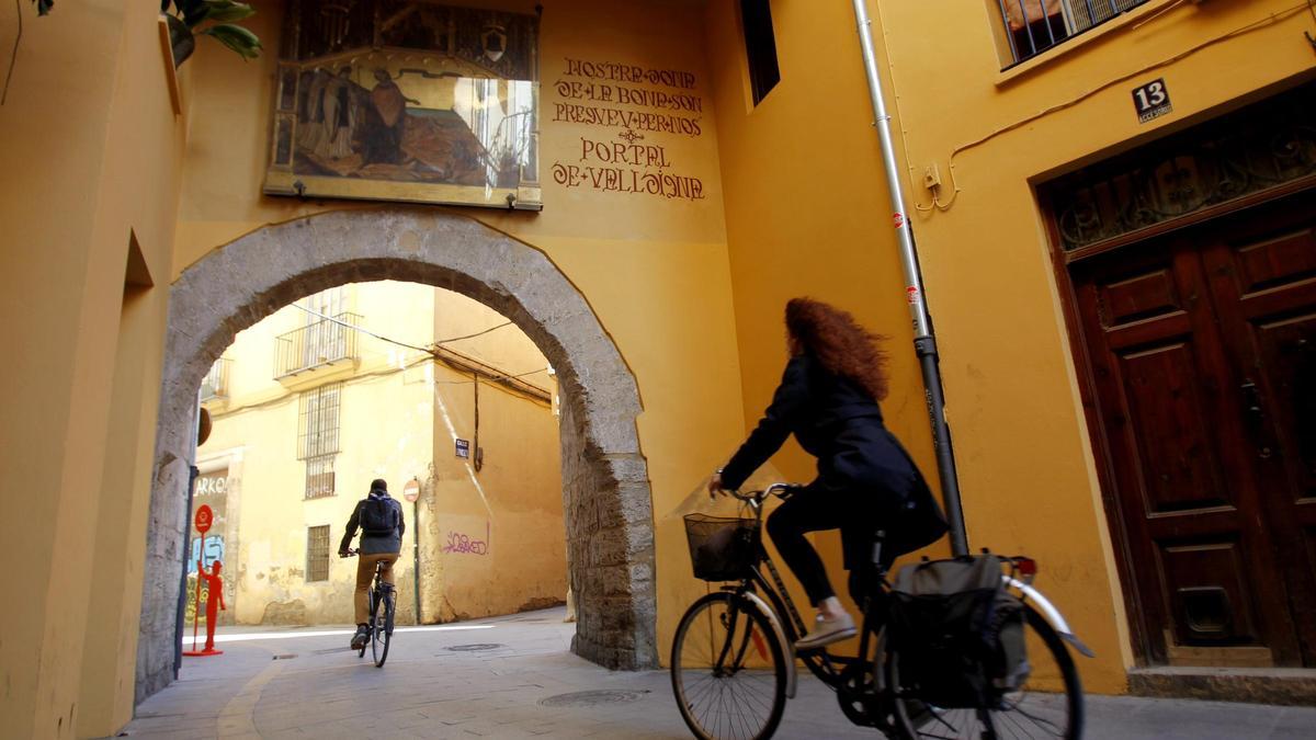 En el Palau dels Frijola, junto al Portal de la Valldigna, se aparecía el espíritu de uno de los condenados por el estricto Joan Batiste Polo.