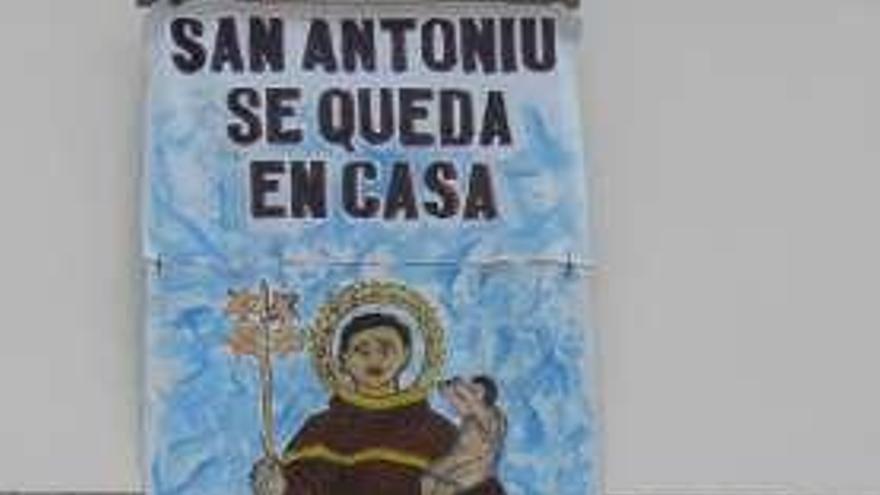 Un estandarte de San Antoniu ayer en Cangas de Onís.