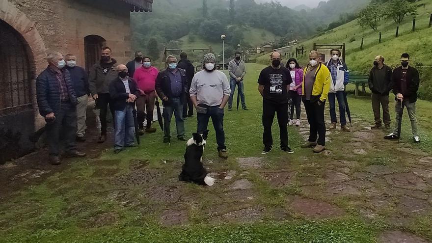 Ganaderos del monte Llosorio, durante una protesta. | D. M.