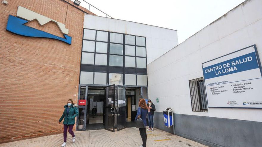 Acceso al centro de salud de La Loma de Torrevieja. | TONY SEVILLA