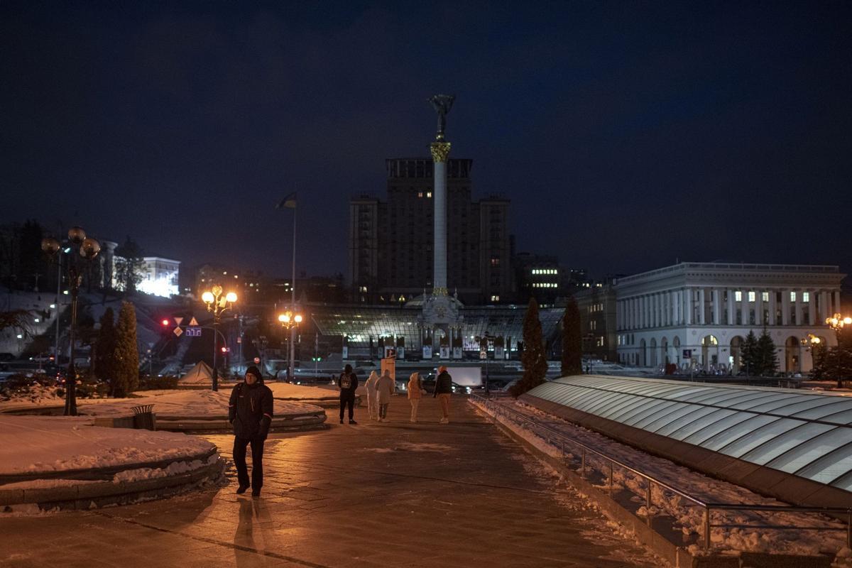 Sumida en la oscuridad, Kiev desafía la última andanada de Putin