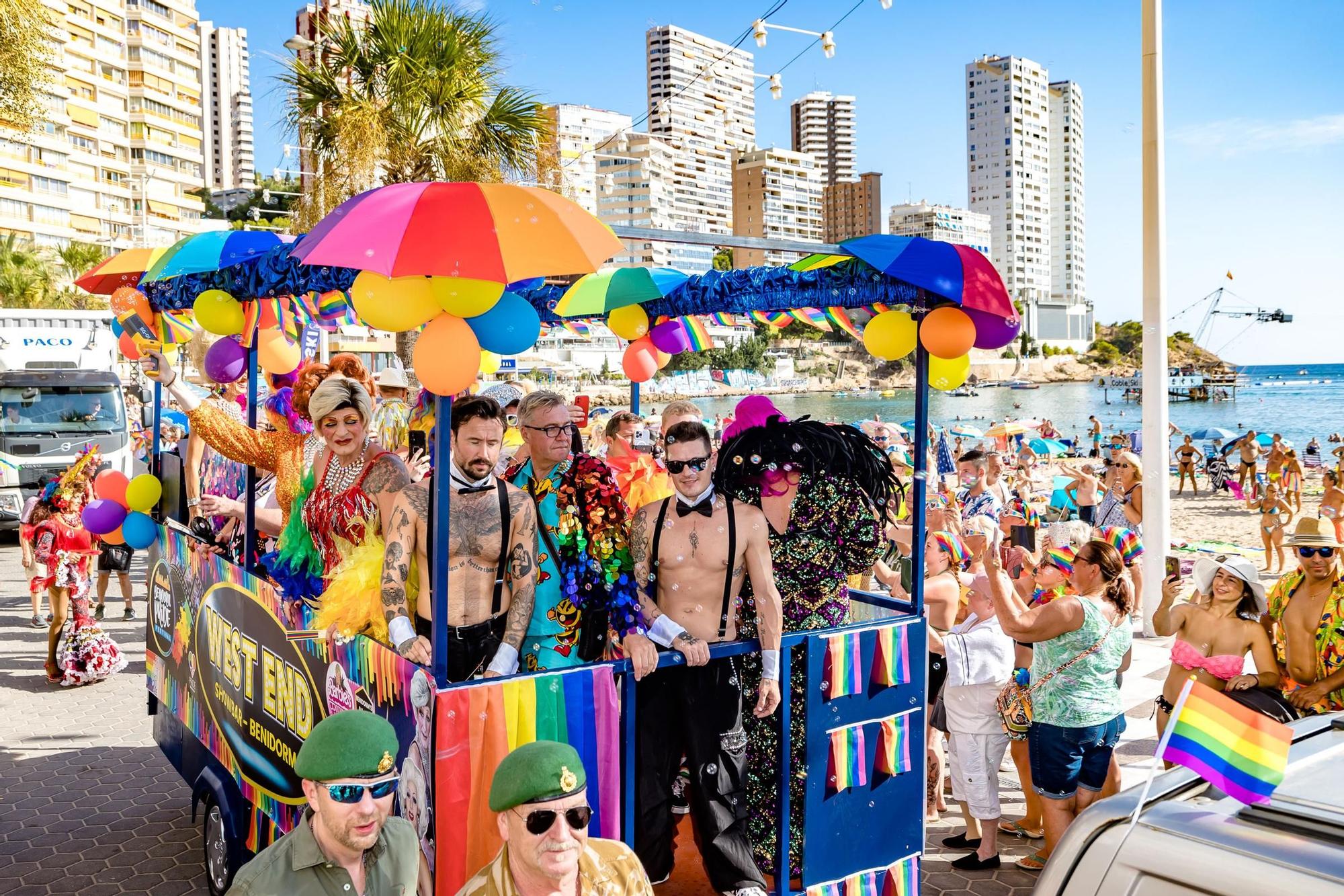 Cientos de personas festejan el Benidorm Pride con un multitudinario desfile y una fiesta en l'Aigüera