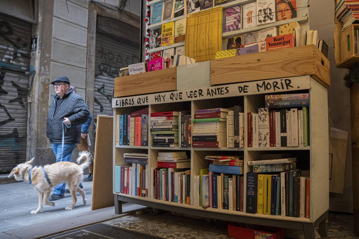 La librería de Barcelona, On The Road, y su propietario Àngel Tijerín