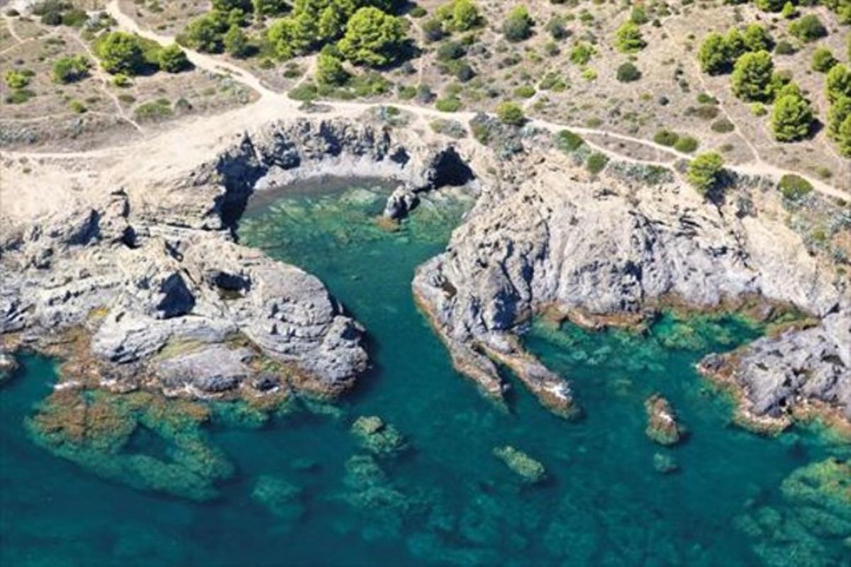 On: Camina 250 metres cap al cap Ras, al NE de cala Canyelles, a Llançà. Serveis: Cap Ocupació: Mitjana. On: Camina 250 metres cap al cap Ras, al NE de cala Canyelles, a Llançà. Serveis: Cap Ocupació: Mitjana.